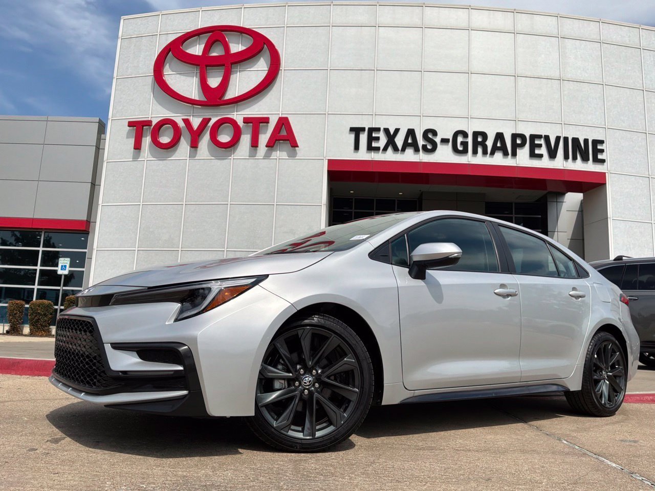 Used 2026 Toyota Corolla SE FWD image 2