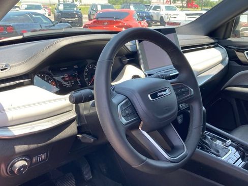 Used 2025 Jeep Compass Limited AWD/4WD image 8