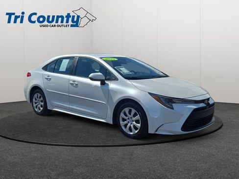 Used 2025 Toyota Corolla LE image 1