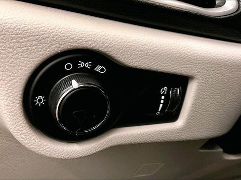 Used 2020 Chrysler Voyager L image 31