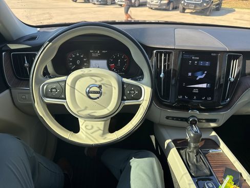 Used 2021 Volvo XC60 T5 Momentum w/ Premium Package image 20