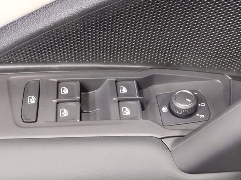 Used 2025 Volkswagen Tiguan SE FWD image 20