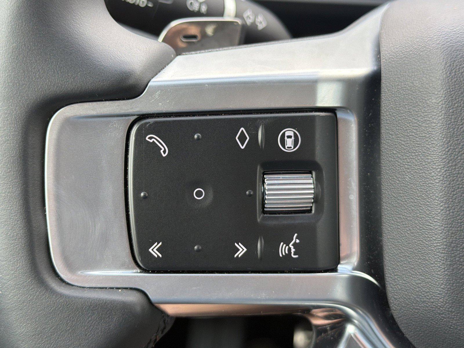 Used 2025 Land Rover Discovery Dynamic SE AWD/4WD image 32