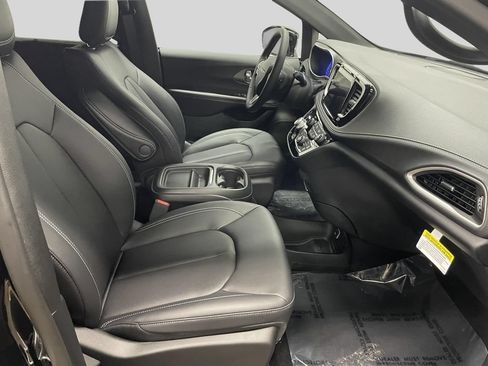 New 2027 Chrysler Pacifica Select FWD image 17