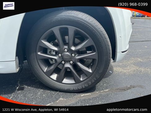 Used 2018 Jeep Grand Cherokee Overland AWD/4WD image 14