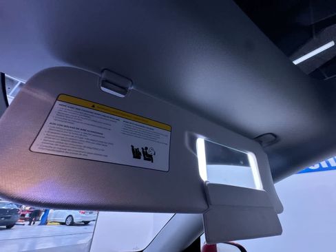 Used 2022 Tesla Model Y Long Range image 32