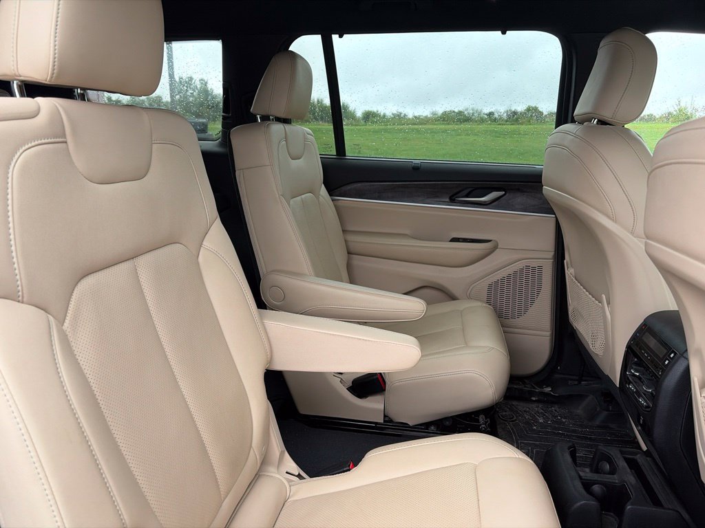 Used 2023 Jeep Grand Cherokee L Limited w/ Luxury Tech Group II AWD/4WD image 7