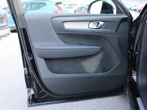 Used 2025 Volvo XC40 B5 Plus image 10