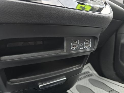 Used 2025 Chrysler Pacifica Select image 36