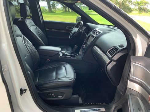 Used 2018 Ford Explorer Platinum image 9