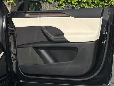 Used 2022 Tesla Model X image 30