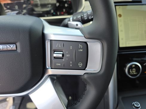 New 2025 Land Rover Discovery S image 31