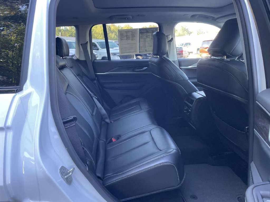 Used 2023 Jeep Grand Cherokee Limited AWD/4WD image 18