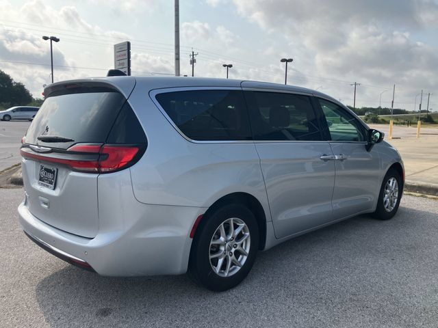 Used 2023 Chrysler Pacifica Touring-L FWD image 5