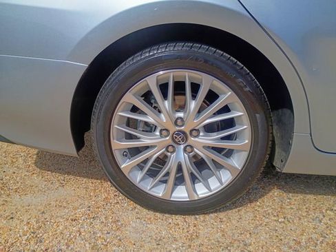 Used 2018 Toyota Camry XLE image 18