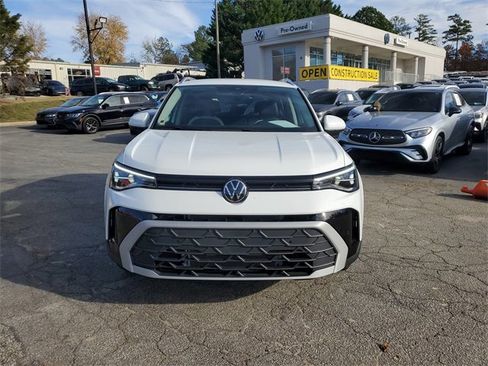 Certified 2025 Volkswagen Taos SE image 2