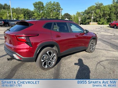 Used 2024 Chevrolet Trax RS w/ Sunroof Package FWD image 3