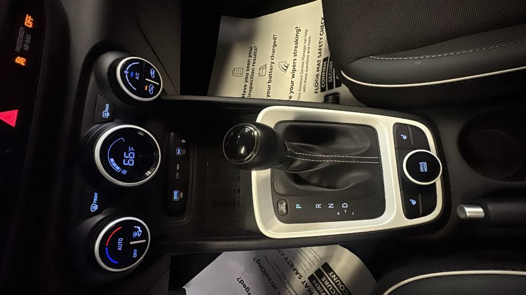 Used 2025 Hyundai Venue Limited FWD image 22