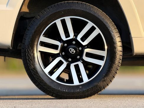 Used 2014 Toyota 4Runner Limited image 20