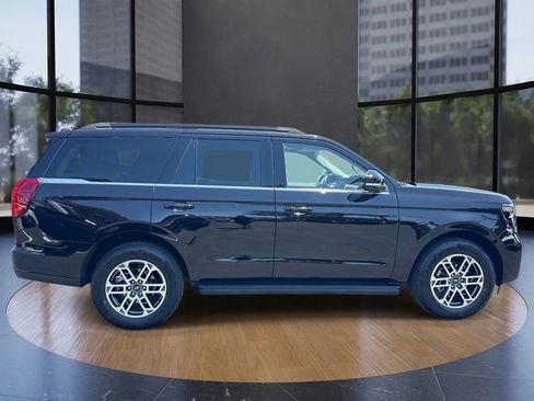 Used 2025 Ford Expedition Active RWD image 2