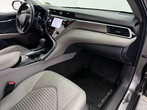 Used 2018 Toyota Camry SE w/ Accessory Appearance Package image 21