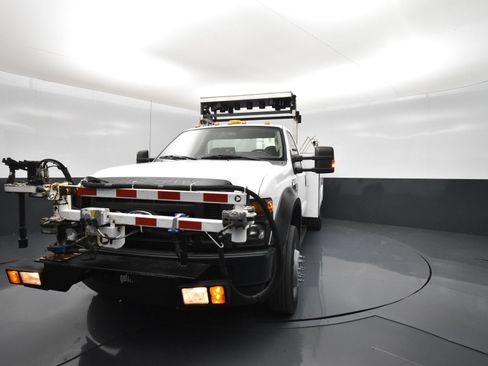 Used 2009 Ford F550 2WD Regular Cab Super Duty image 2