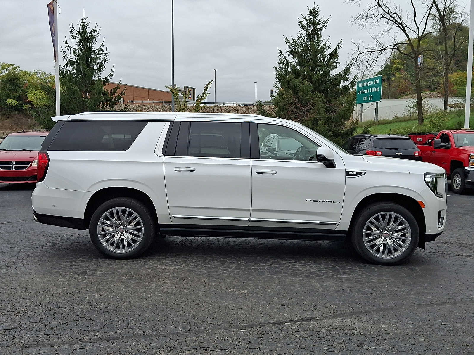 Used 2024 GMC Yukon XL Denali w/ Denali Reserve Package AWD/4WD image 7