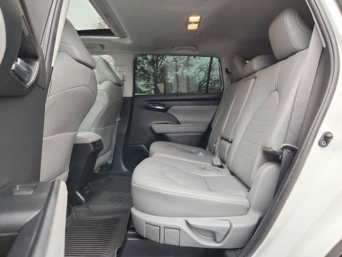 Used 2022 Toyota Highlander XLE image 10