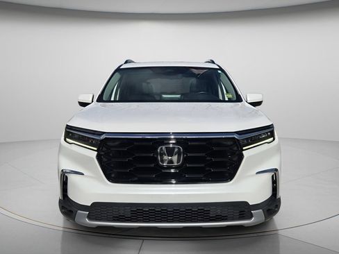 Used 2025 Honda Pilot Touring image 4