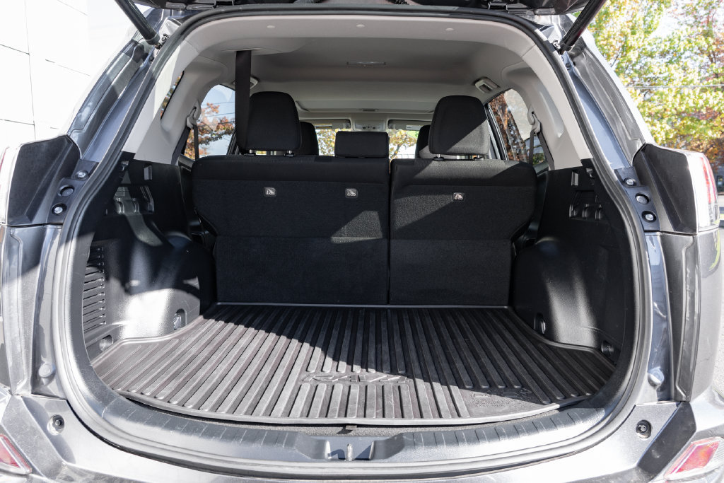 Used 2018 Toyota RAV4 XLE AWD/4WD image 8
