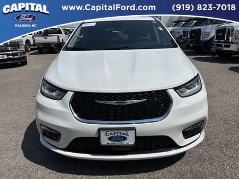 Used 2024 Chrysler Pacifica Touring-L FWD image 10