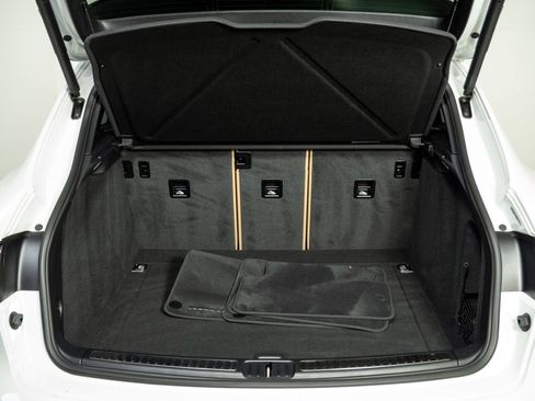 Certified 2024 Porsche Macan AWD/4WD image 31