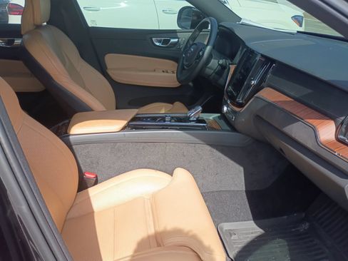 Used 2023 Volvo XC60 B5 Ultimate w/ Climate Package FWD image 7