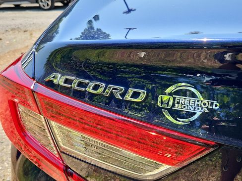 Used 2018 Honda Accord Touring image 32