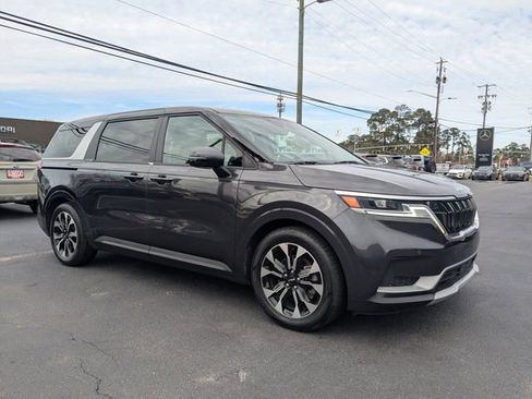 Used 2022 Kia Carnival EX image 2