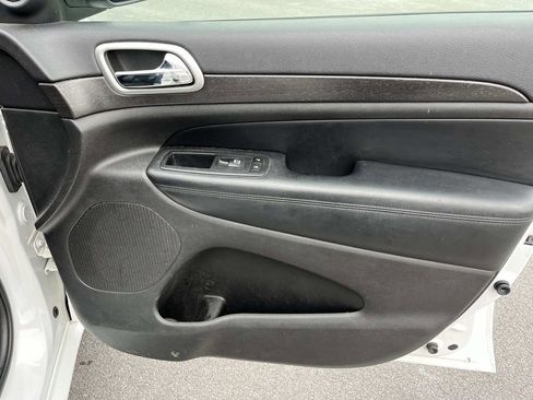 Used 2018 Jeep Grand Cherokee Altitude image 22
