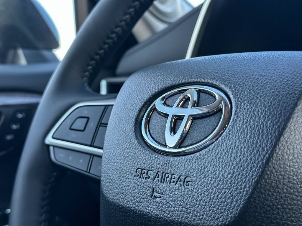 Used 2026 Toyota Highlander Limited AWD/4WD image 19