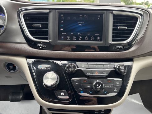Used 2019 Chrysler Pacifica Touring-L FWD image 29