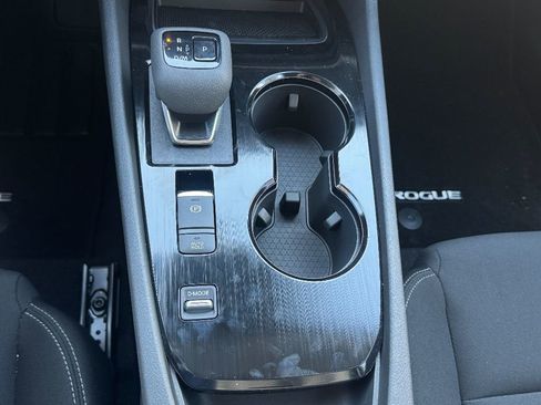 Used 2025 Nissan Rogue S image 17