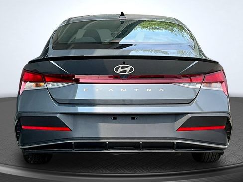 Used 2025 Hyundai Elantra Sport FWD image 4