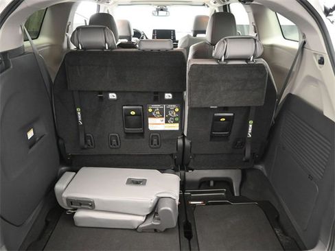 Used 2022 Toyota Sienna XLE image 16