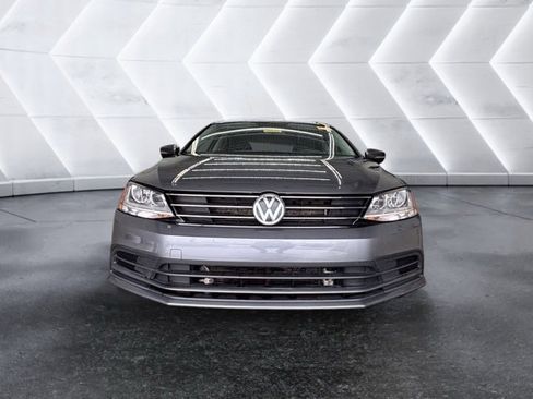 Used 2017 Volkswagen Jetta SE image 2