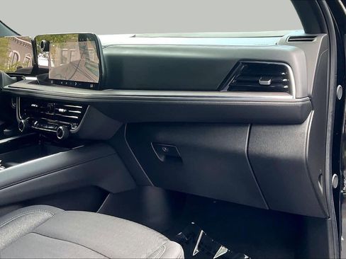 Used 2025 Chevrolet Tahoe LS RWD image 17
