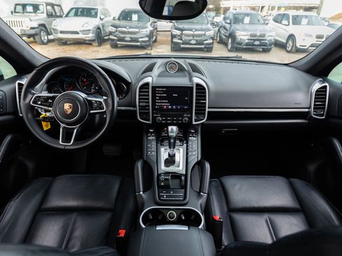 Used 2017 Porsche Cayenne Platinum Edition image 2
