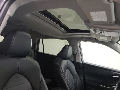 Used 2023 Toyota Highlander XLE AWD/4WD image 11