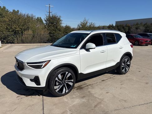 Certified 2025 Volvo XC40 B5 Plus image 1