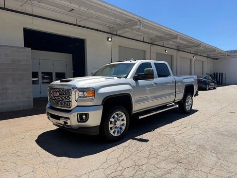 Used 2019 GMC Sierra 2500 Denali w/ Duramax Plus Package AWD/4WD image 3