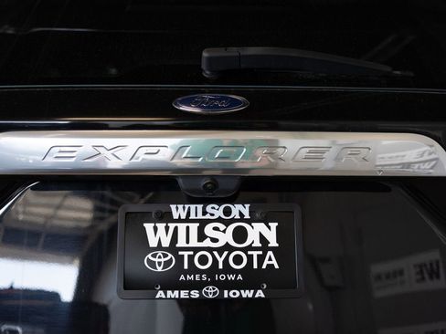 Used 2022 Ford Explorer Platinum w/ Equipment Group 601A AWD/4WD image 8
