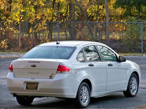 Used 2010 Ford Focus SE FWD image 5