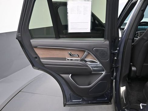 Used 2025 Land Rover Range Rover SE AWD/4WD image 18
